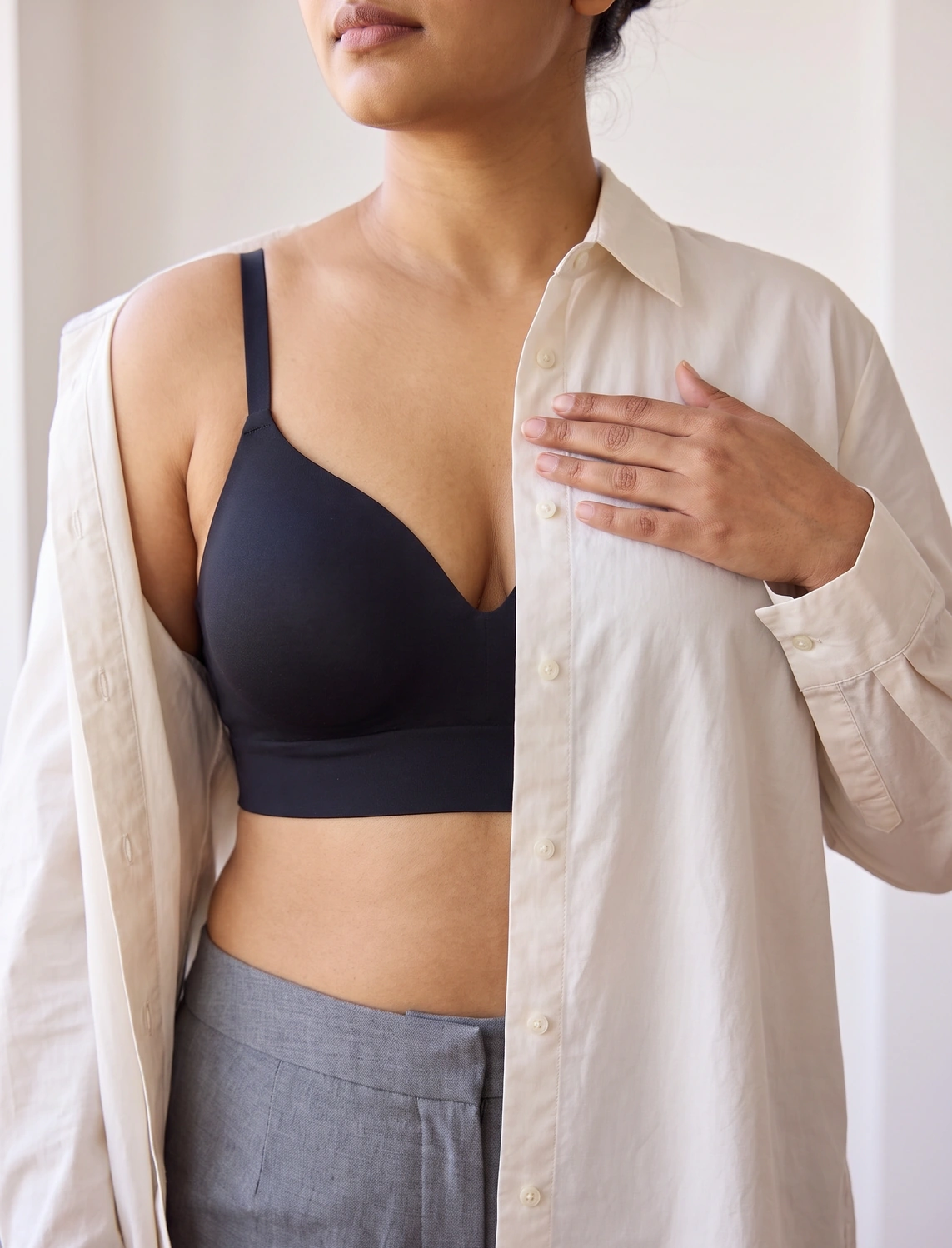 Soutien-gorge galbant Zevlo sous un chemisier ouvert, aucune couture visible